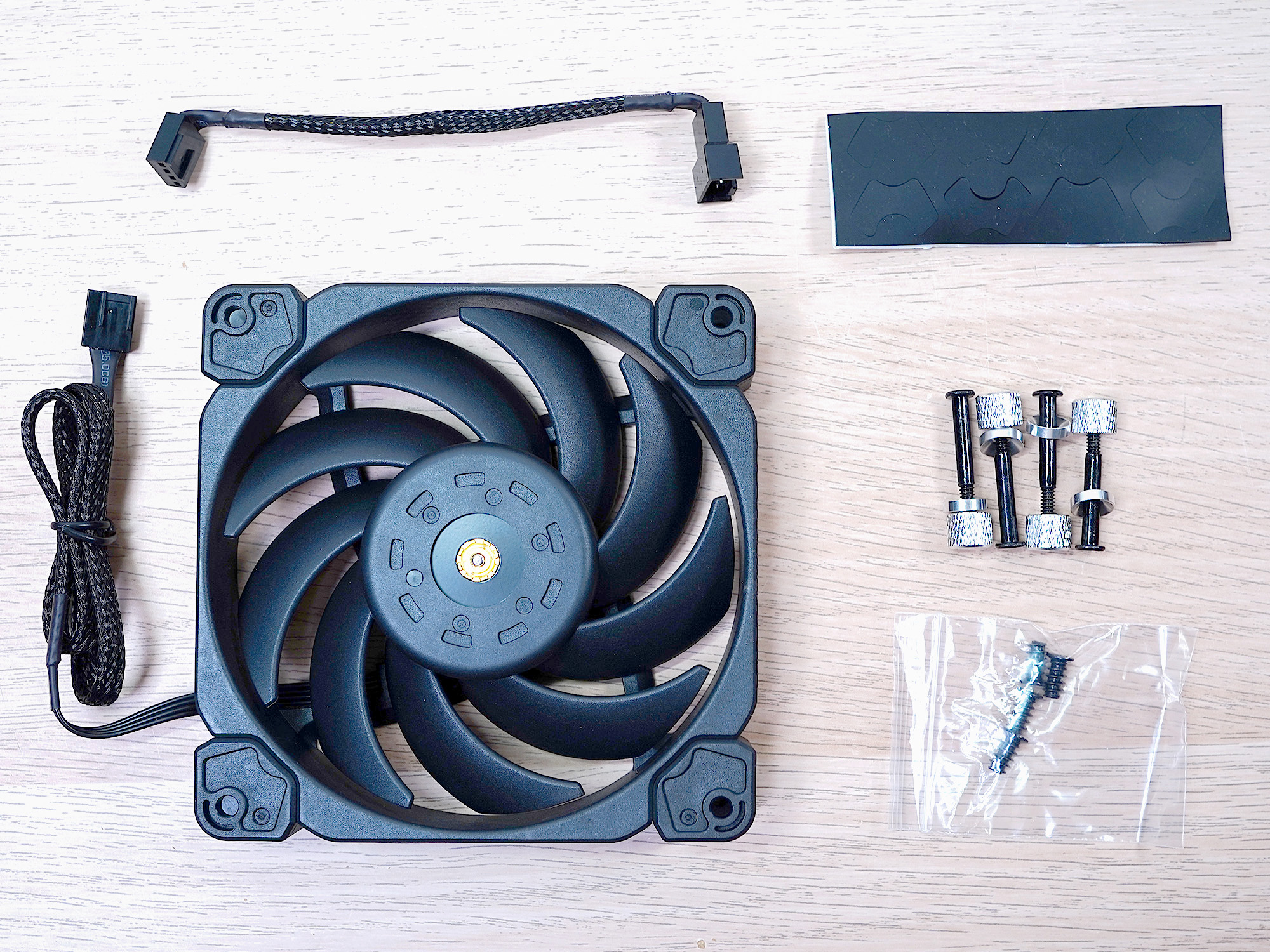 都2022年了，1080p分辨率下4GB显存够用吗？迟到的*X6R5**00XT评测