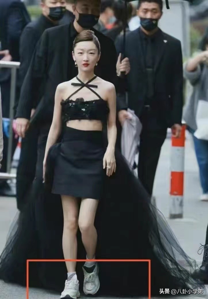 周冬雨如何化解尴尬,有一种尴尬叫周冬雨