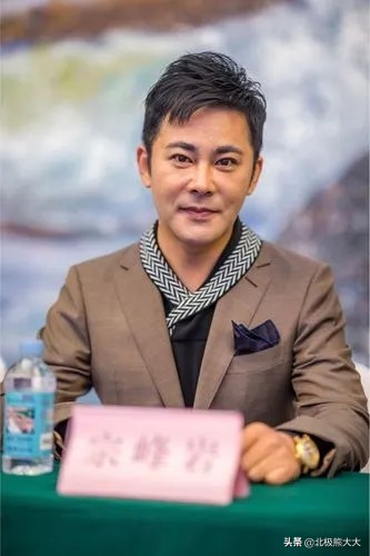 他是长得最帅的公务员，被人忽悠转行当演员，闯圈多年却不温不火