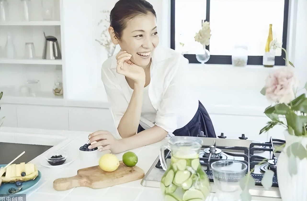 马桶异味太大教你一招轻松解决,用什么能快速清掉马桶上的透明胶