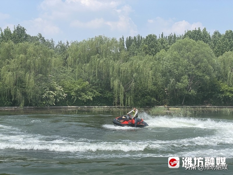 最早的摩托艇游戏,勇敢者的运动水上摩托艇