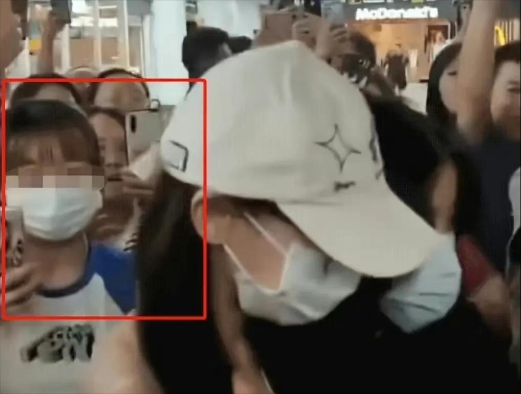 赵露思坐姿瑜伽裤穿搭,穿瑜伽裤上街合适吗