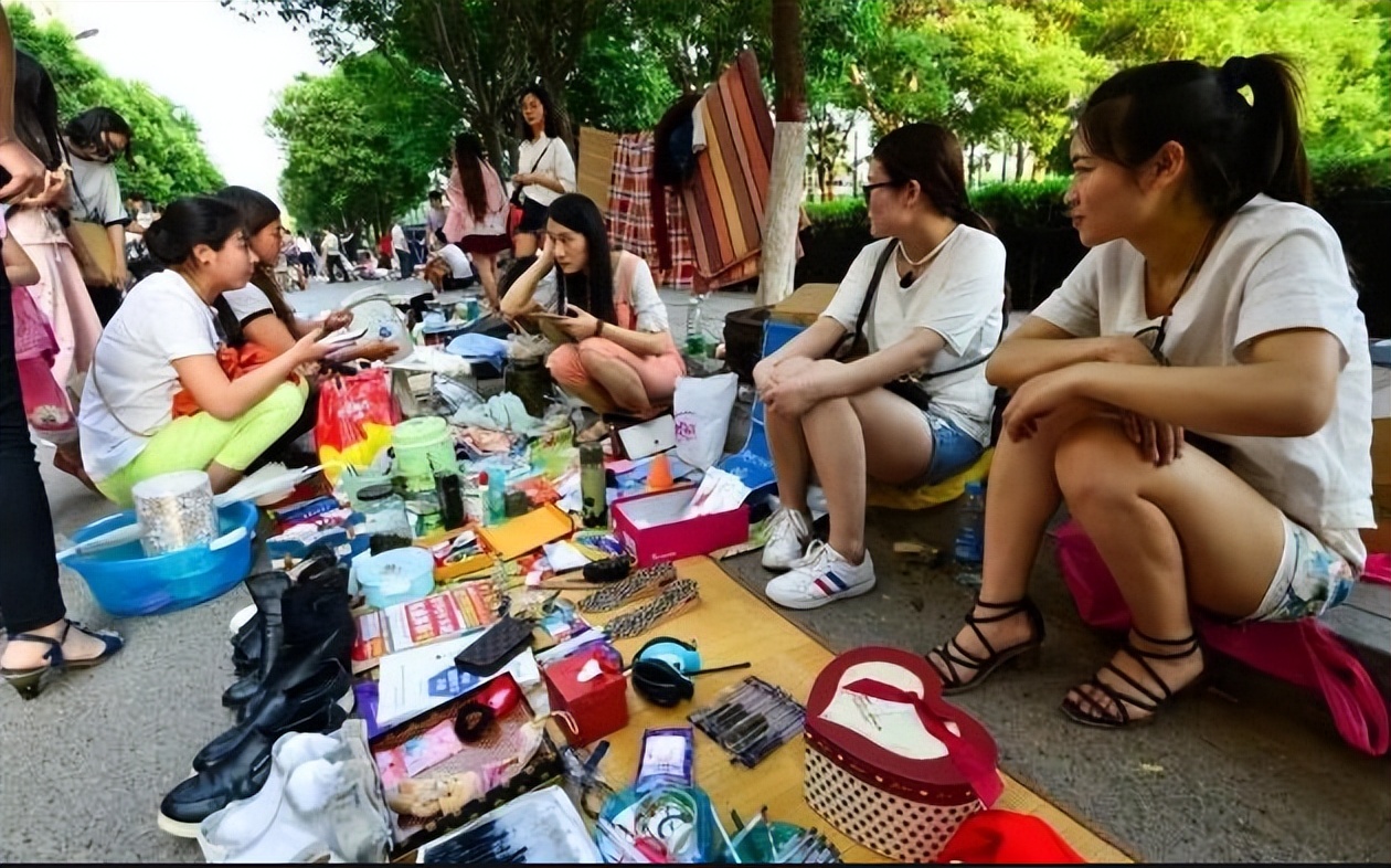 大学生摆摊卖什么东西吸引人,大学生摆摊卖小吃