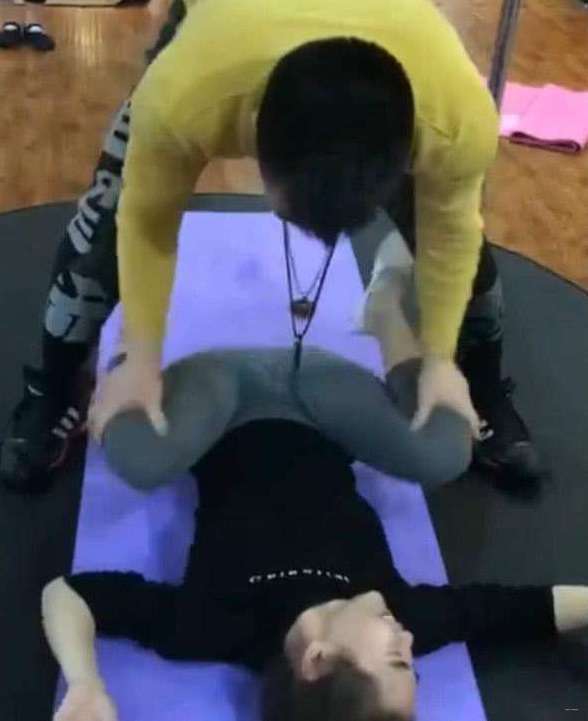 广东男子拍妻子*腥偷**视频发到群里，致妻子自杀，法院：不构成违法