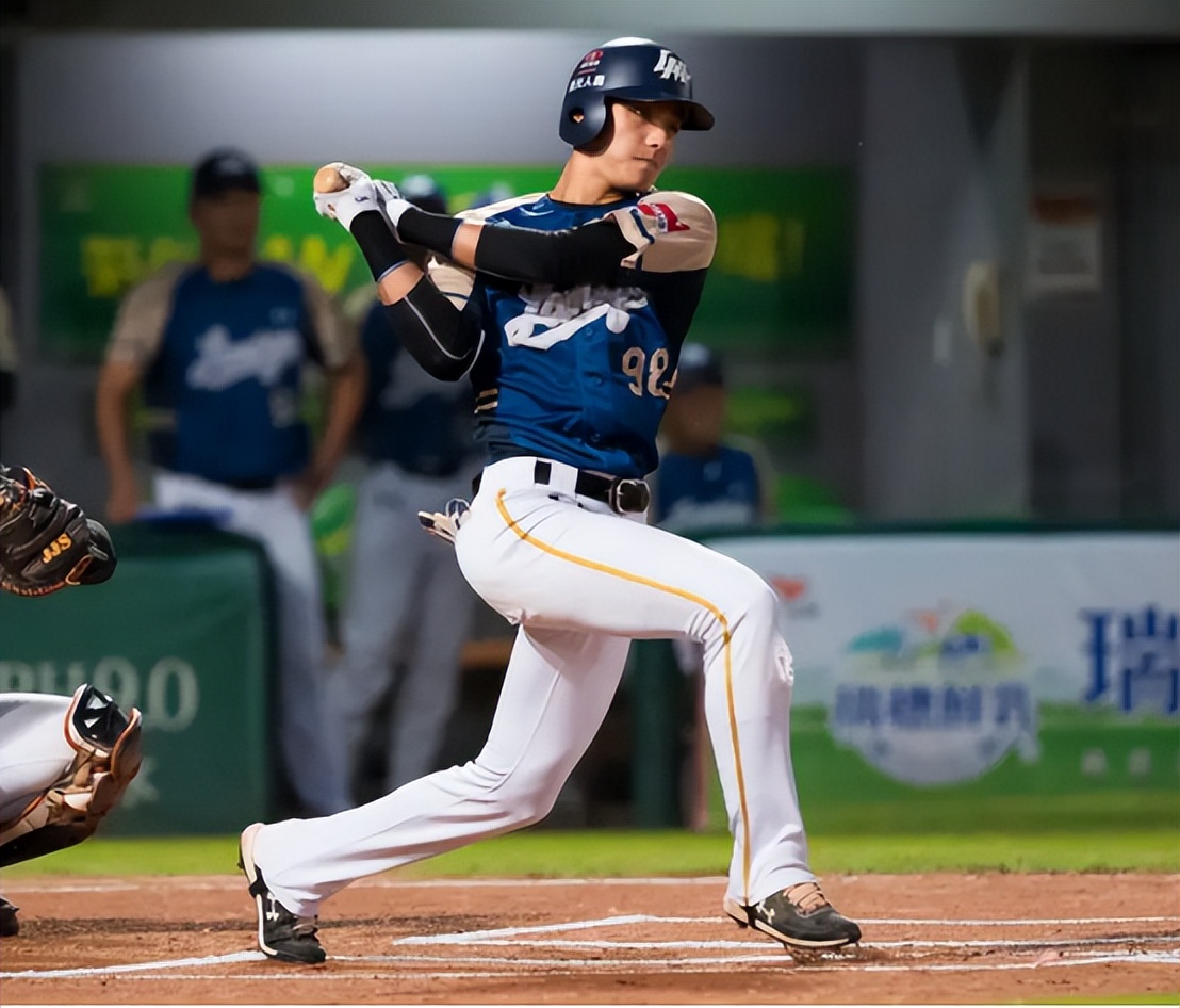 濂崇悆鍛樺綋灏忎笁,濂虫槦琚垎褰撳皬涓夌敓瀛╁瓙