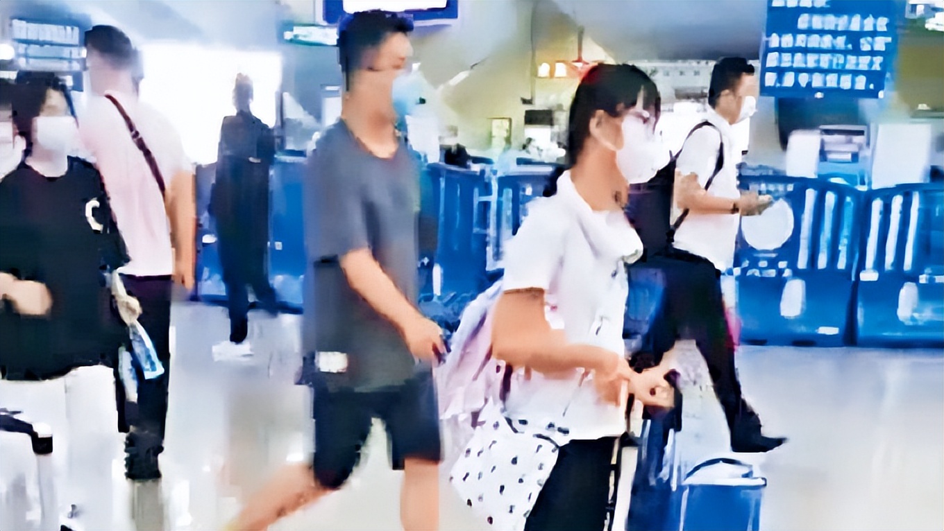 港生回内地开学难比登天，过关巴士票价上万！特别方案马上出台