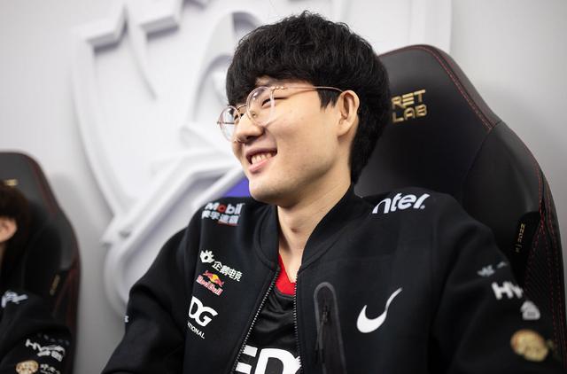 edg老板公开致歉,edg老板承诺夺冠奖励一套房视频