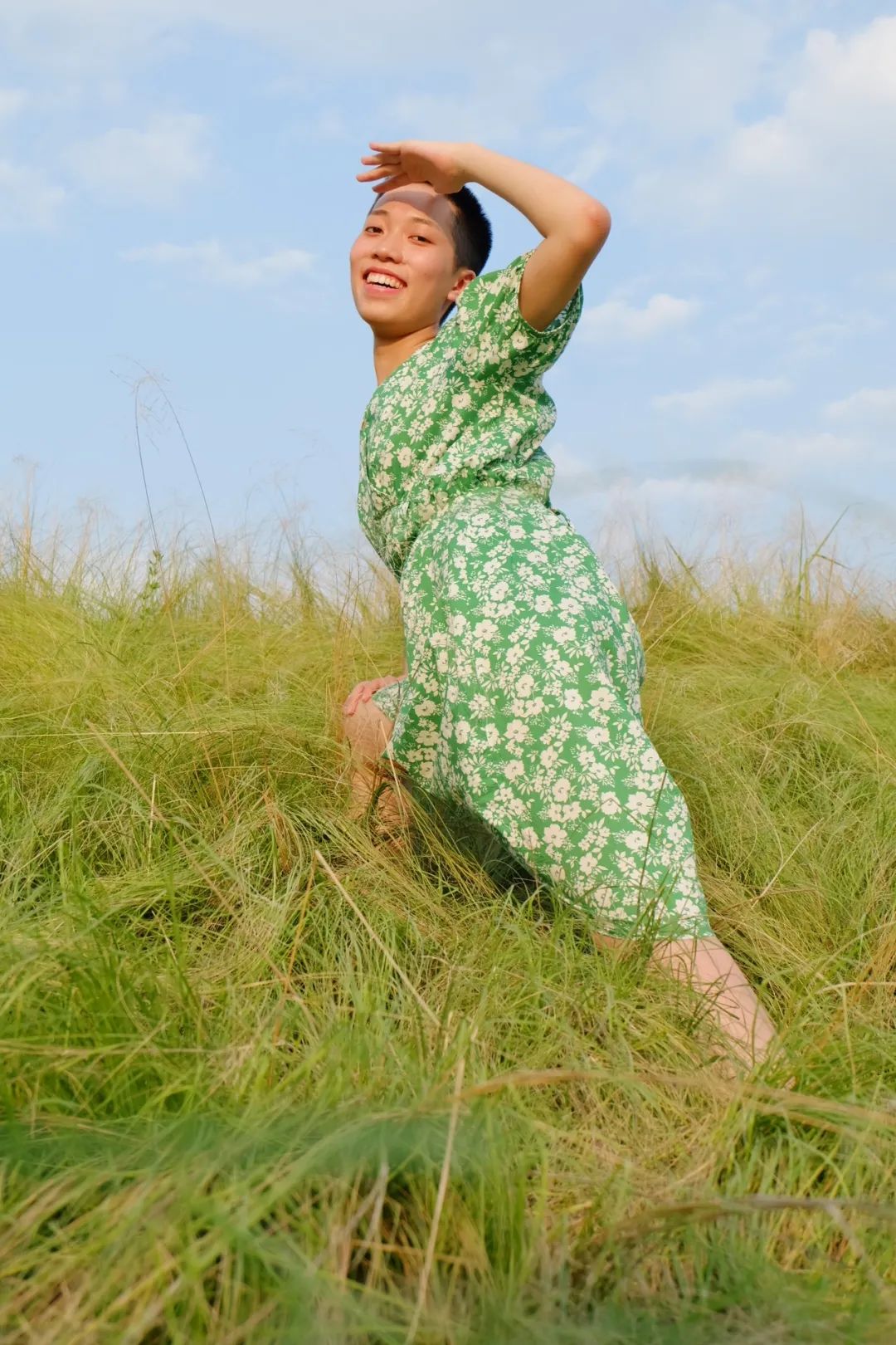 寸头、素颜、脱掉bra......她们拒绝「美丽绑架」