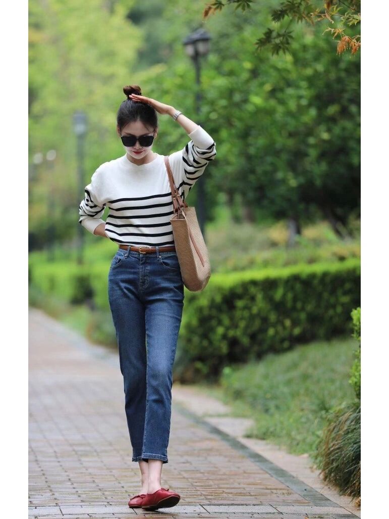 早春牛仔裤穿搭时尚感,春季搭配阔腿牛仔裤的上衣推荐