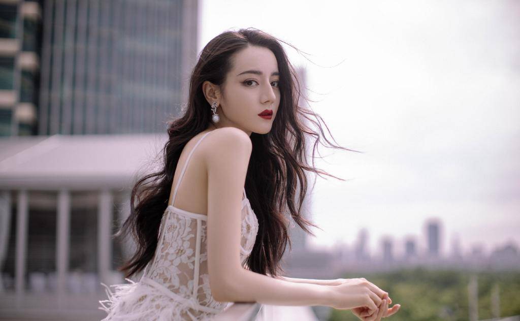 脸上有痘坑的明星,脸上爆痘特别多还好看的明星