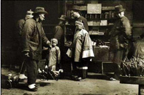 高清老照片：旗人格格大腿岔开豪放洗衣，地主三妻四妾不输女明星