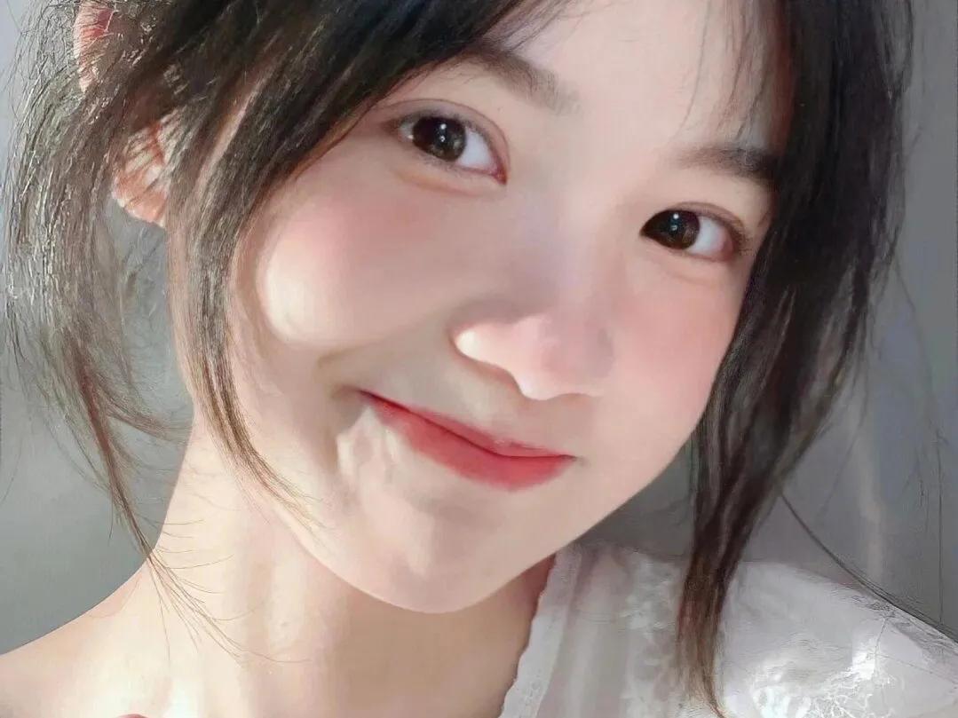 现在可以光明正大的，把这个男人睡了，还得到一大笔彩礼。她笑了