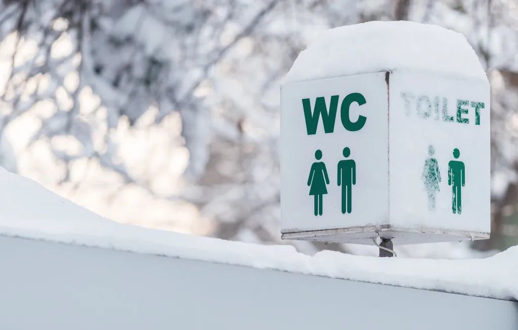 尿完之后有粘稠液体怎么回事,尿完尿有点沙得慌怎么回事