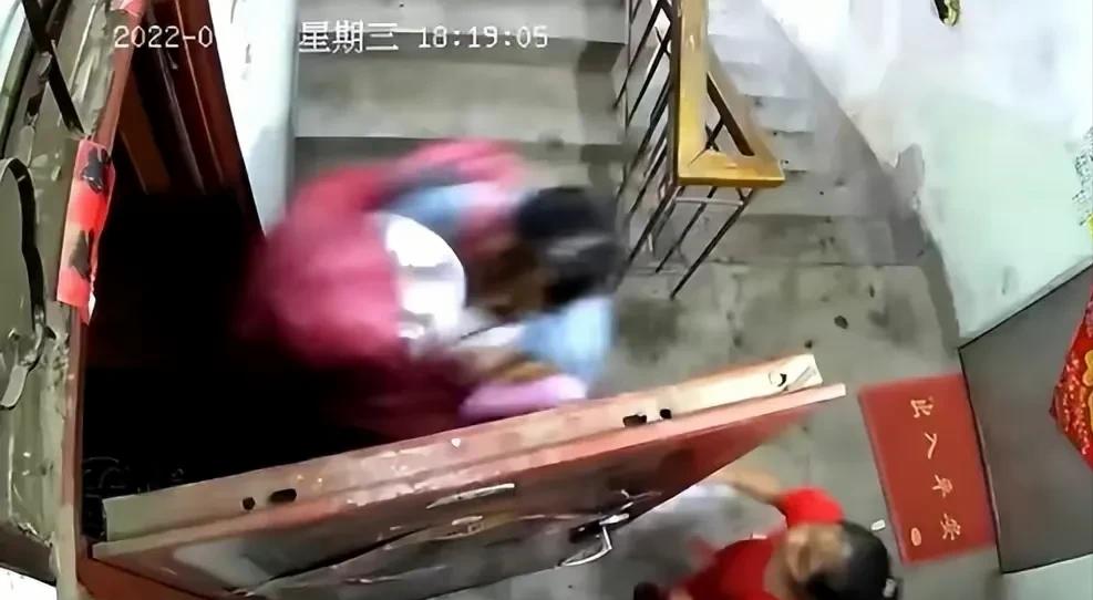 警方回应母女被雨衣男拖拽进屋,网传母女被雨衣男拖拽进屋