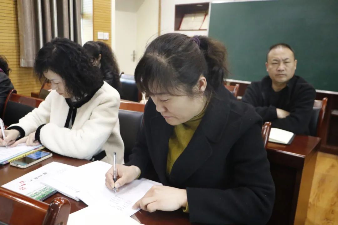 中小学课题研究培训简报,组织开展小课题研究和微课培训