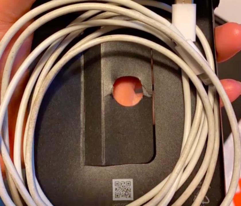 女子购买手机却收到铁块,女子称网购手机收到铁块