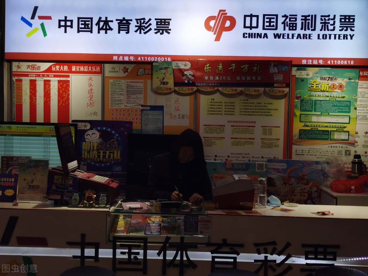 遂宁男子十年蜗居桥洞研究彩票,四川老汉研究彩票住桥洞