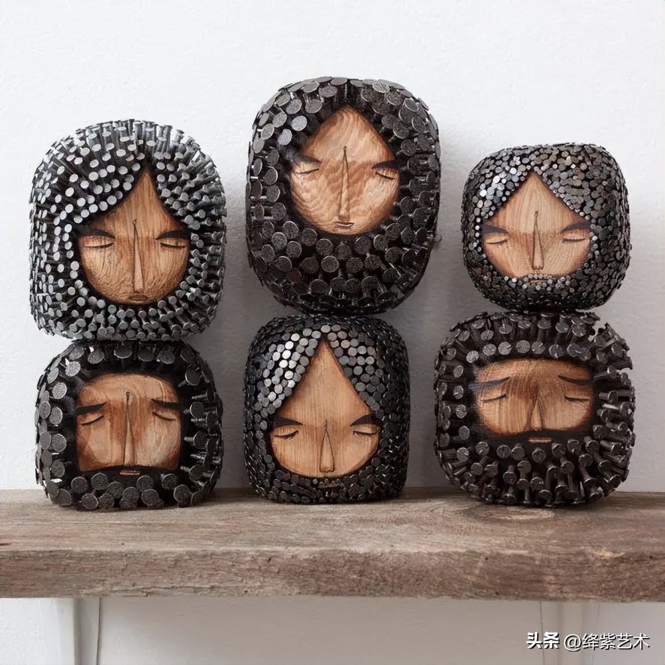 雕塑家制作雕塑的过程,他用木头做出了大象