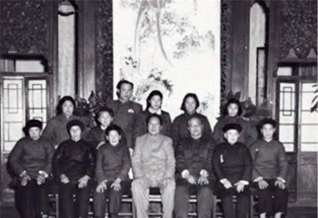 2019年，毛岸平追悼会：李敏、李讷、*新宇毛**敬献花圈