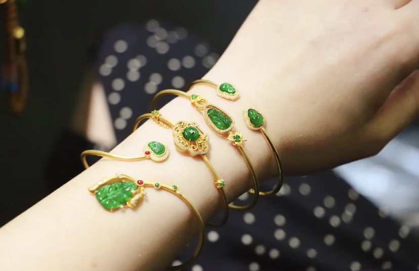 窦骁何超莲赌王合照,何超莲窦骁大婚戴的周大福首饰