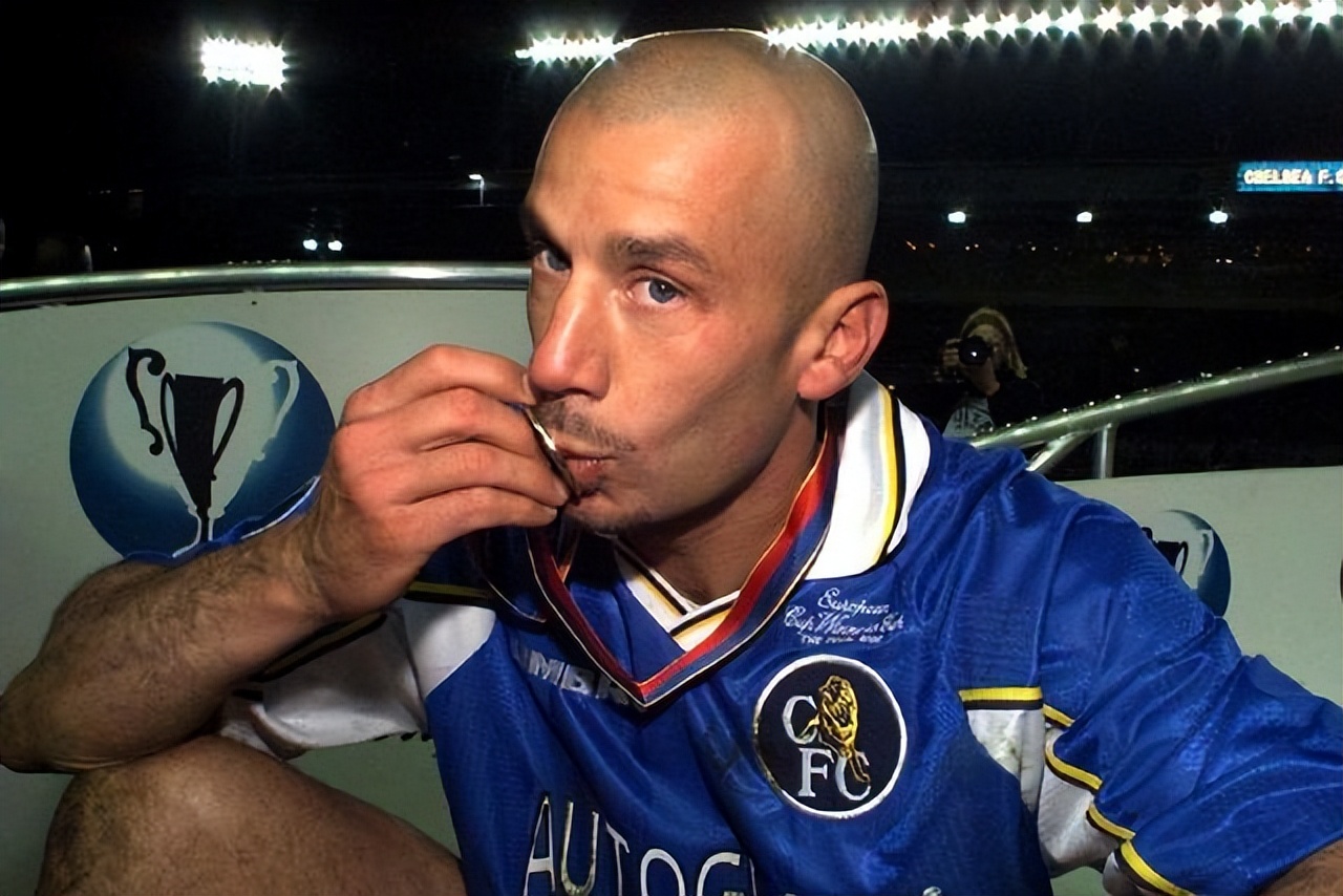 曼奇尼送别维亚利,足坛名宿维亚利离世