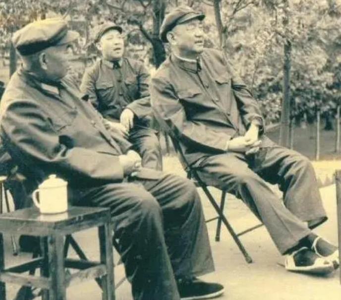 尤太忠看望*小平邓**,邓递来一支劣质香烟,尤:这烟不能抽,伤肺