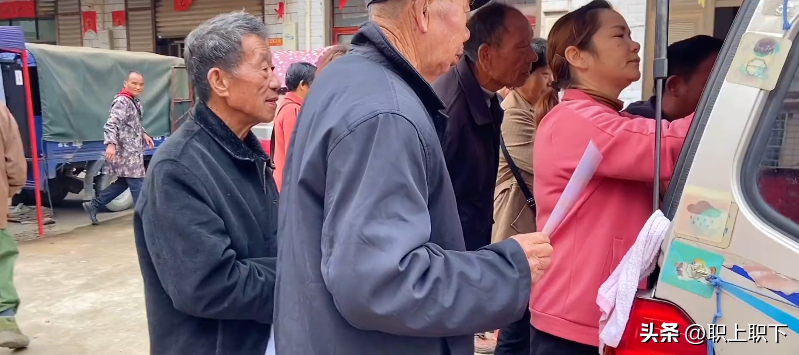 湖南邵阳夫妇在乡场镇给老人拍照月入过万,农村创业有五个风口