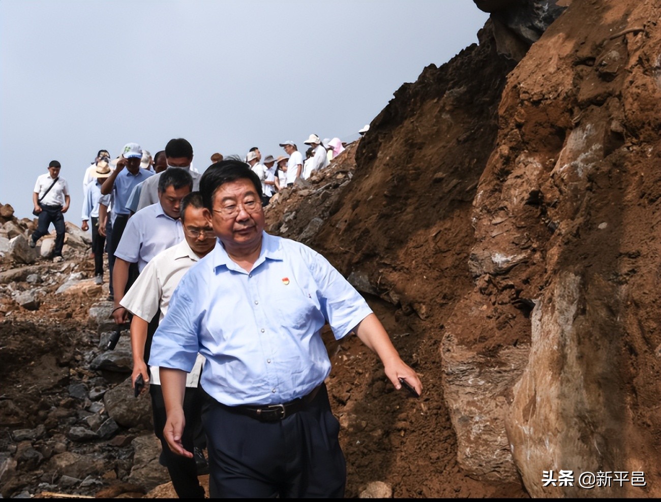 一个记者和小说家视频,一个记者采访一个农民的故事