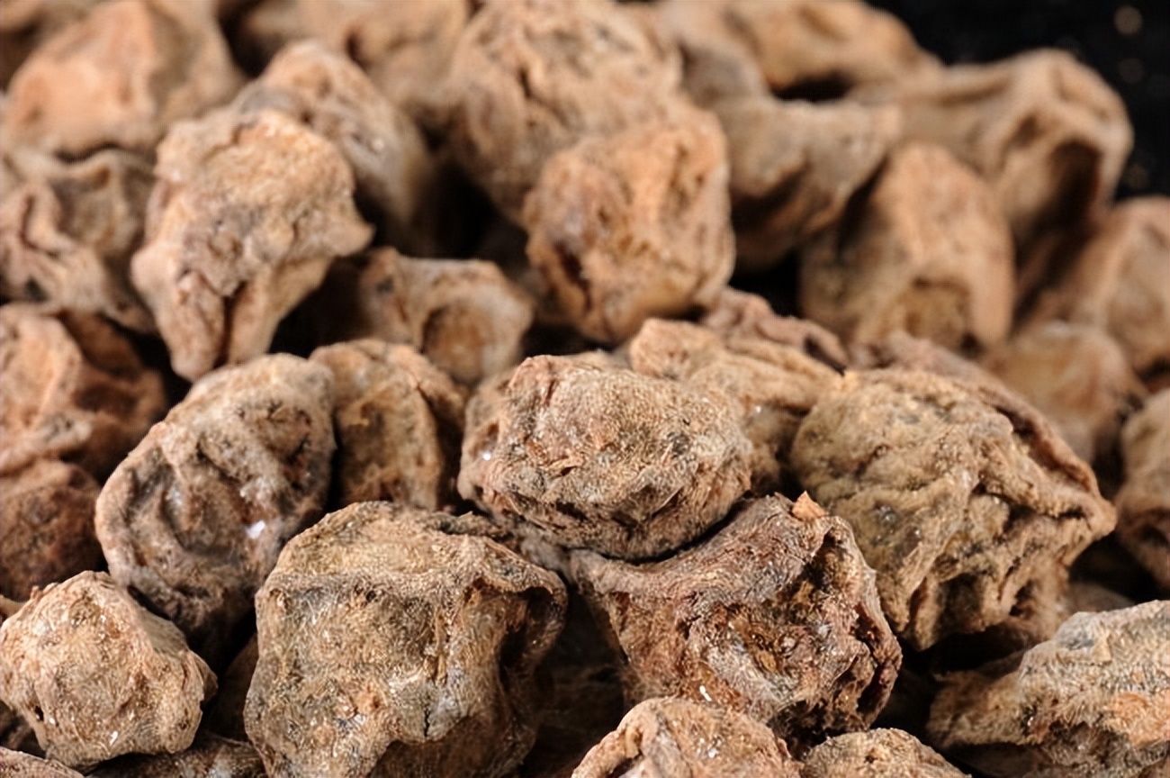 经血有血块和肉状东西是怎么回事,经期血块发黑像肉一样怎么回事