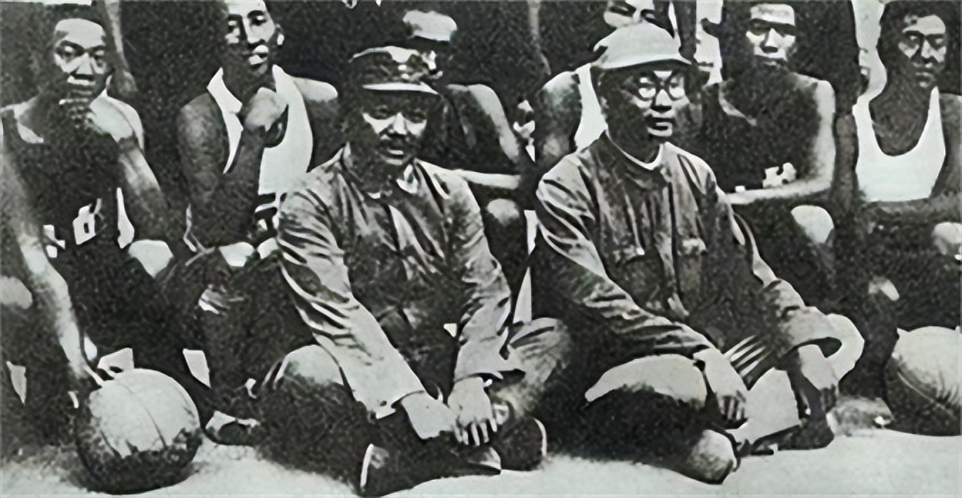 伟人也爱足球？足球队接连败绩，贺龙一怒将其解散：我死不瞑目