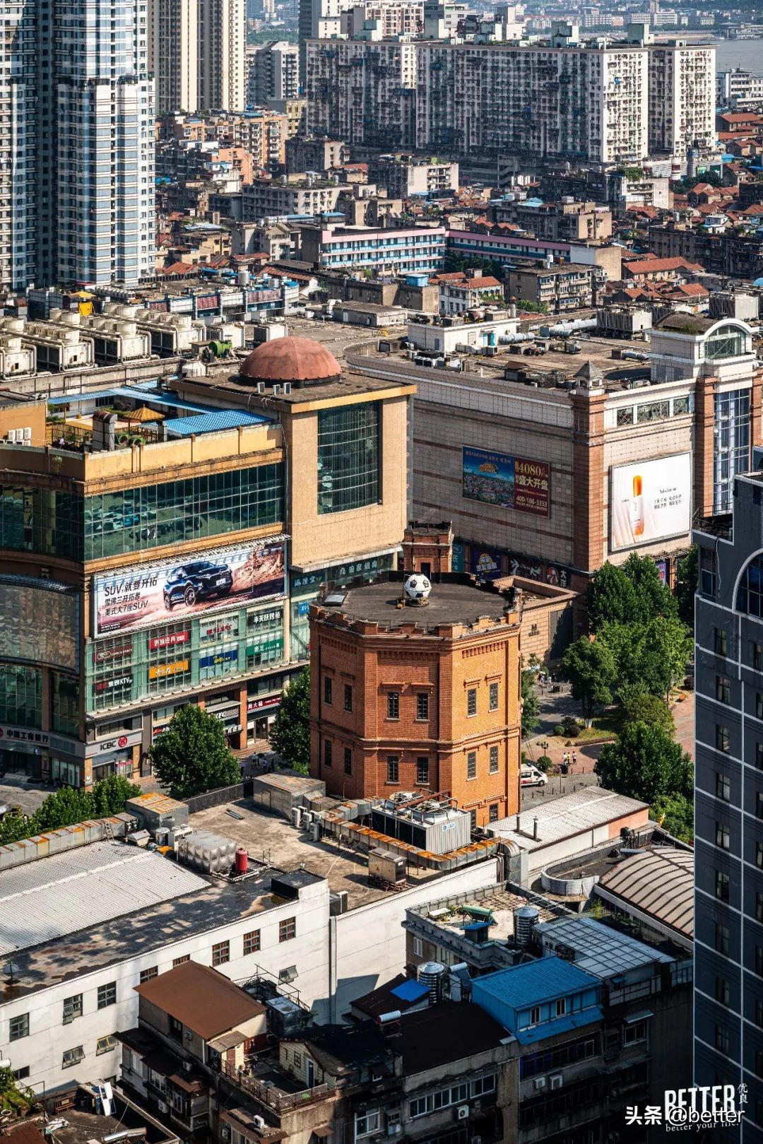 公交车爬楼顶,公交车飞上了楼顶