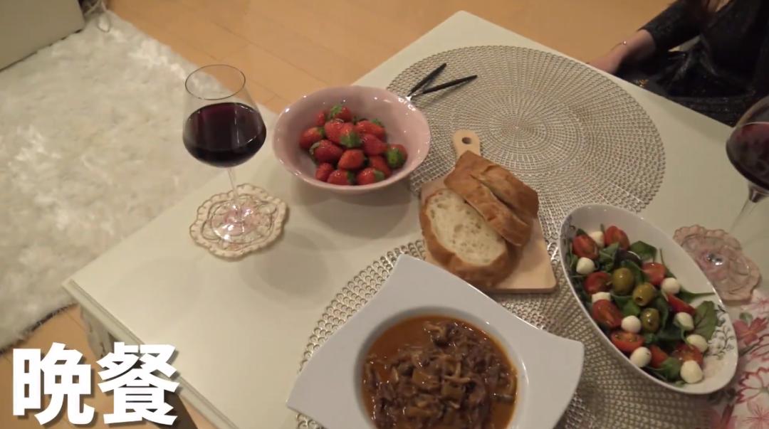 日本小哥同时被15个富婆*养包**，在镜头前唉声叹气：月入百万，很累