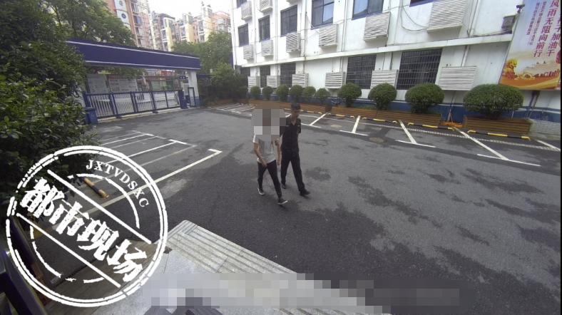 51岁男子凌晨撬车窗盗窃被刑拘,男子监控下淡定砸车窗盗窃被抓