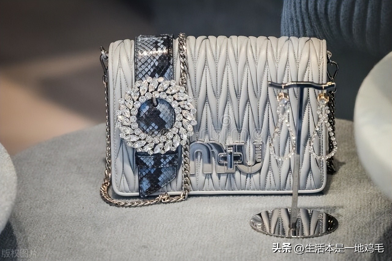 爱慕虚荣的闺蜜委身当小三,我该怎么劝?