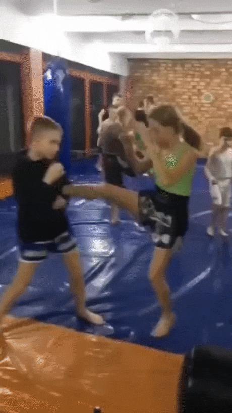 无聊图集20221126足球反着买，别墅靠大海