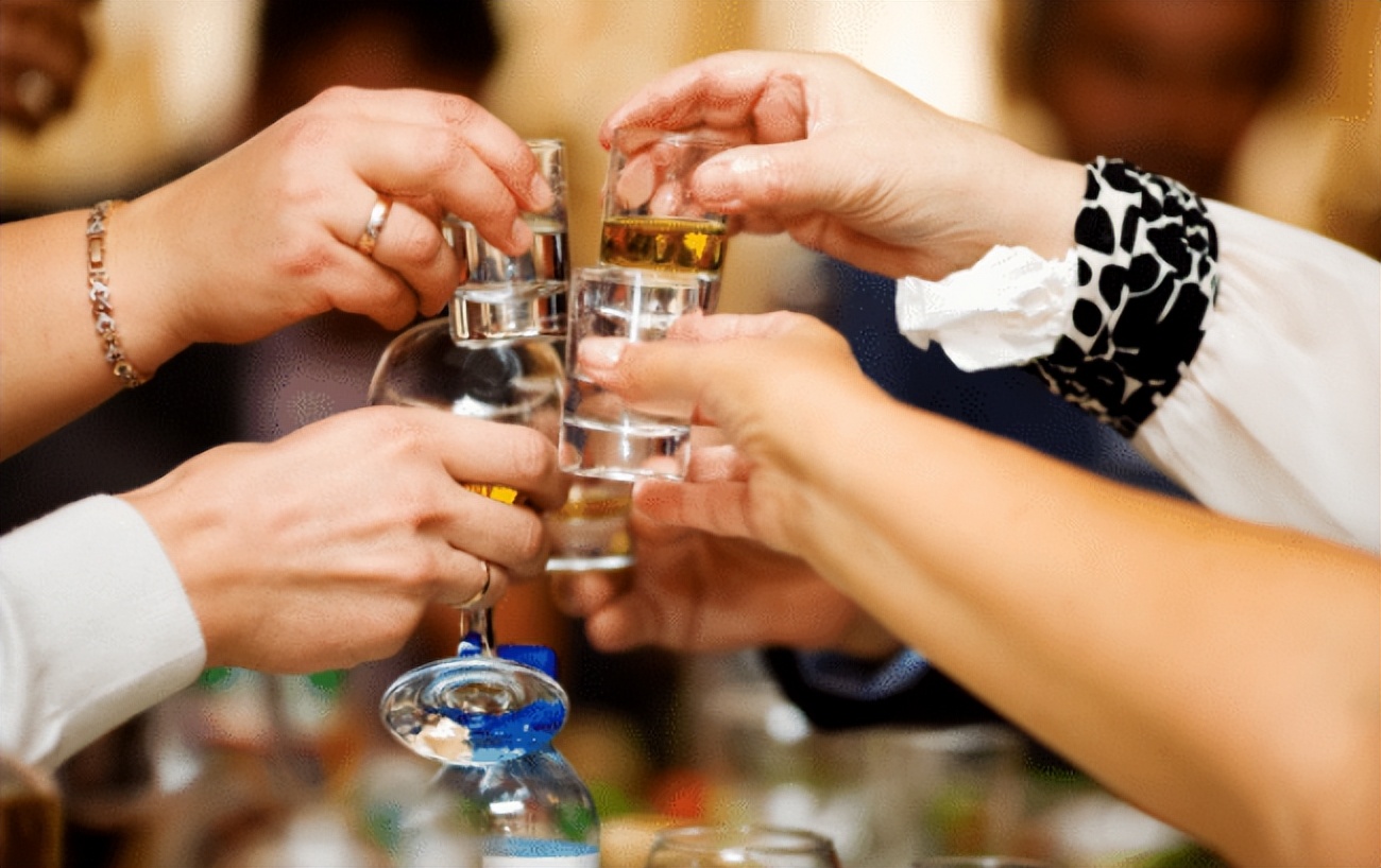 40位同学三亚聚会，游轮上摆宴席，20道贵菜10瓶茅台，账单50万