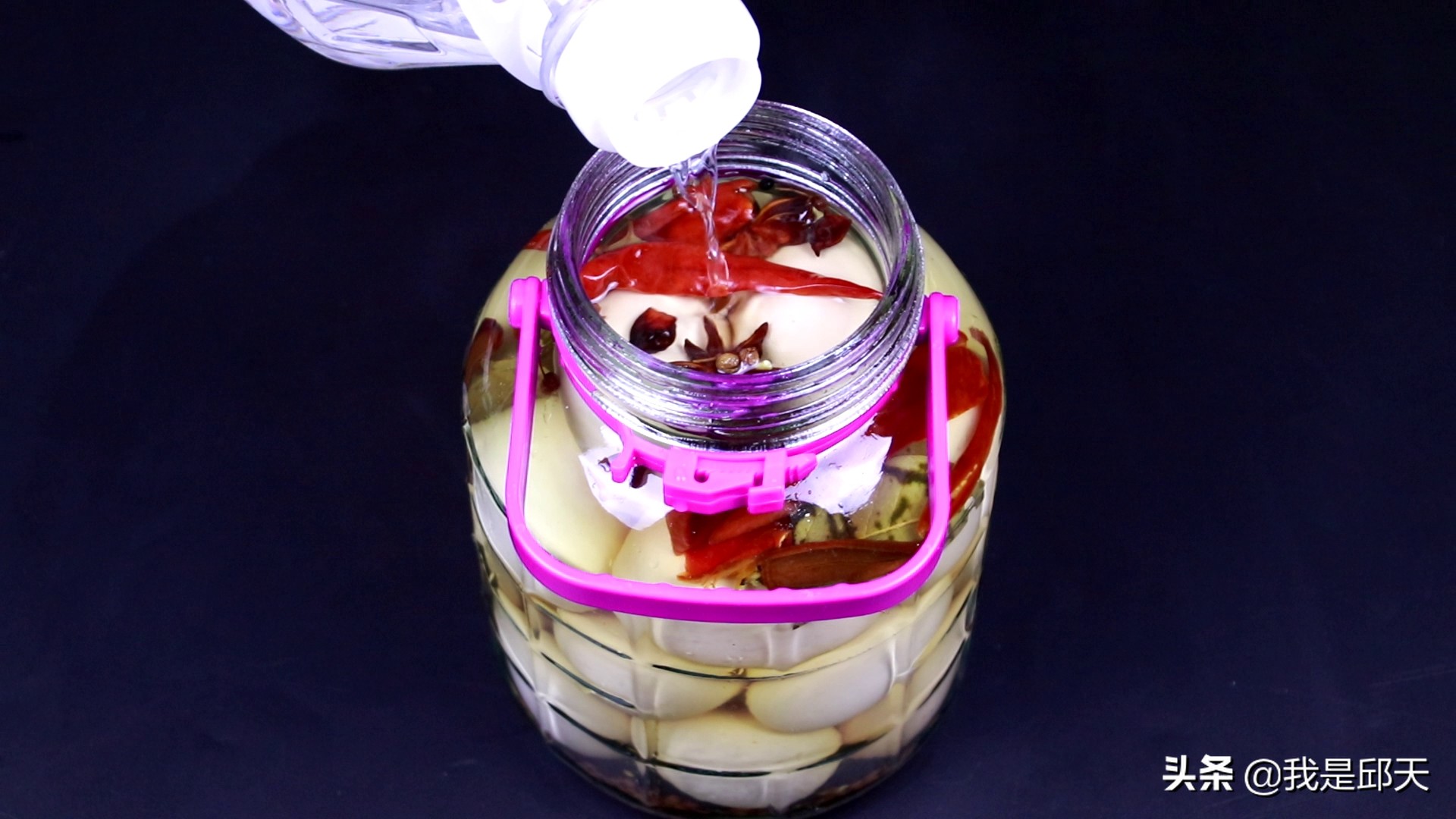 腌的咸鸡蛋已经散黄了还能吃吗,腌的咸鸡蛋水上起霉点还能吃吗