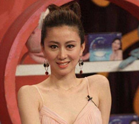 事实证明，为了钱选择当“裸模”的汤加丽，已经走上了另一条路