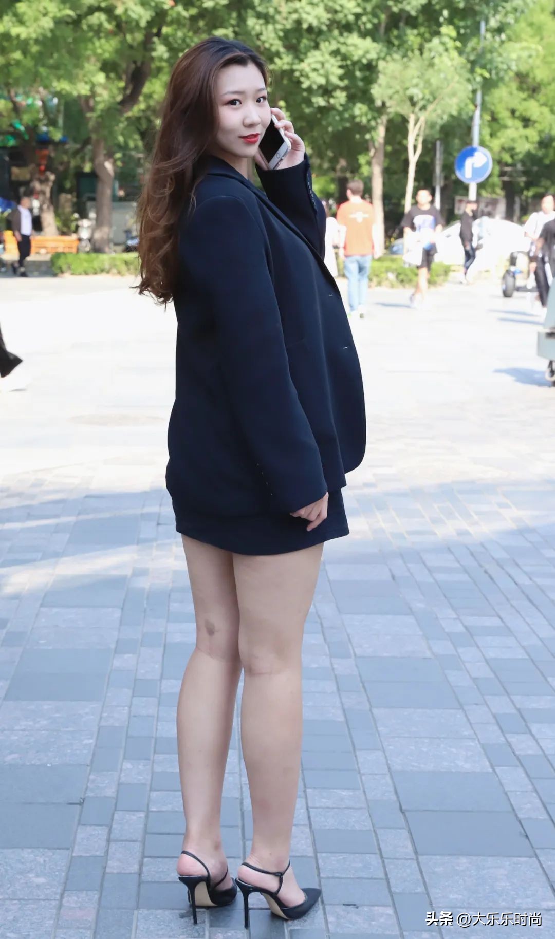 街拍穿黑色裙子的大方小姐姐,街拍黑色长裙西装小姐姐