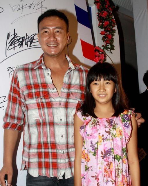 嘴对嘴接吻，当众强吻30岁女儿，没边界感的明星父母有多离谱？