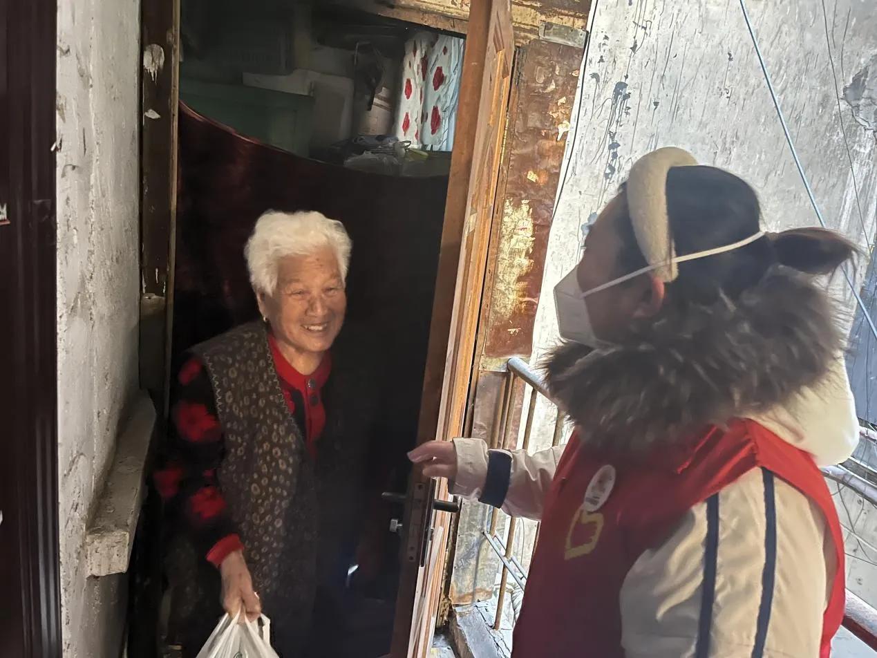 药共享菜送家情暖老人心铁西重工街道*党**建引领吹响志愿集结号
