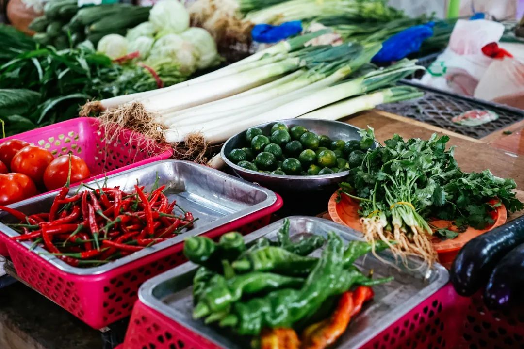 早餐烤乳猪，海鲜论盆卖？这座海岛小城舒坦得有点离谱了