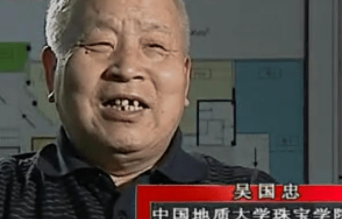 1971年内蒙退伍军人救下一老人，获赠小泥球，38年后发现价值2亿