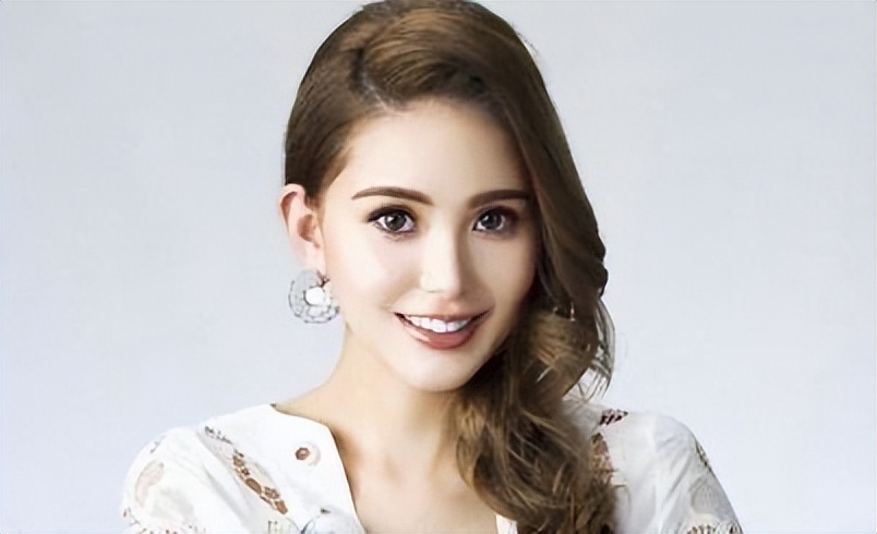 昆凌17岁遇见周杰伦21岁成天王嫂,昆凌17岁就被周杰伦追上视频