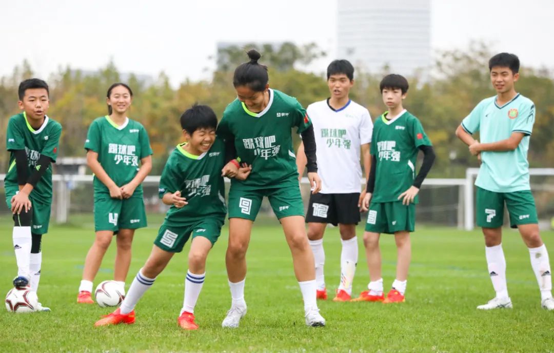 一万颗足球与一万种未来