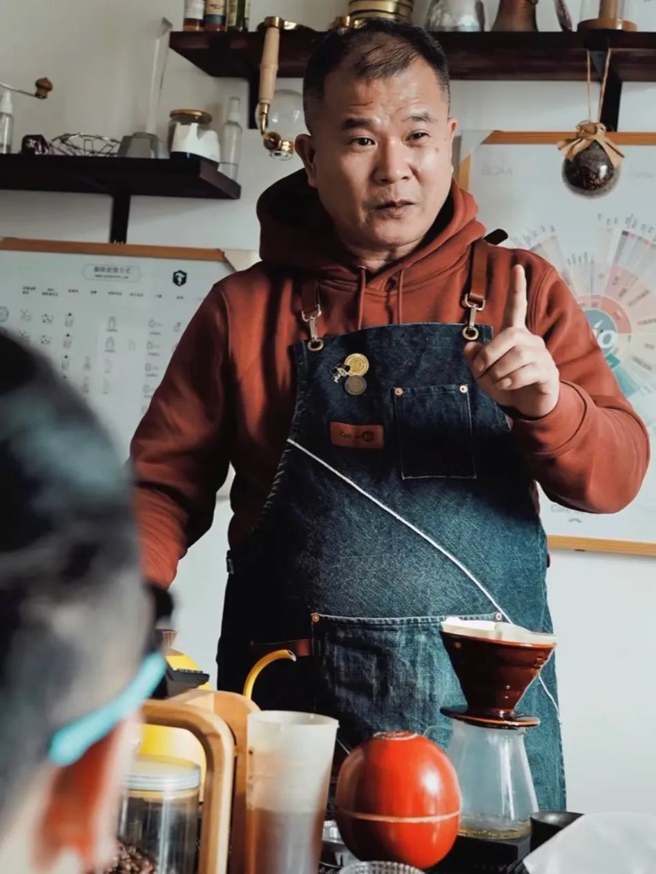 在乌鲁木齐卖咖啡的台湾大叔，一呆就是10年