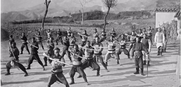 侵华日军残酷*行暴**，女子为活命脱下衣服让日本人拍摄，*辱侮**至死3