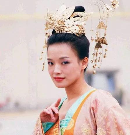 前脚吹“绝色美人”，后脚就被配角狠狠艳压，这些女明星图啥啊