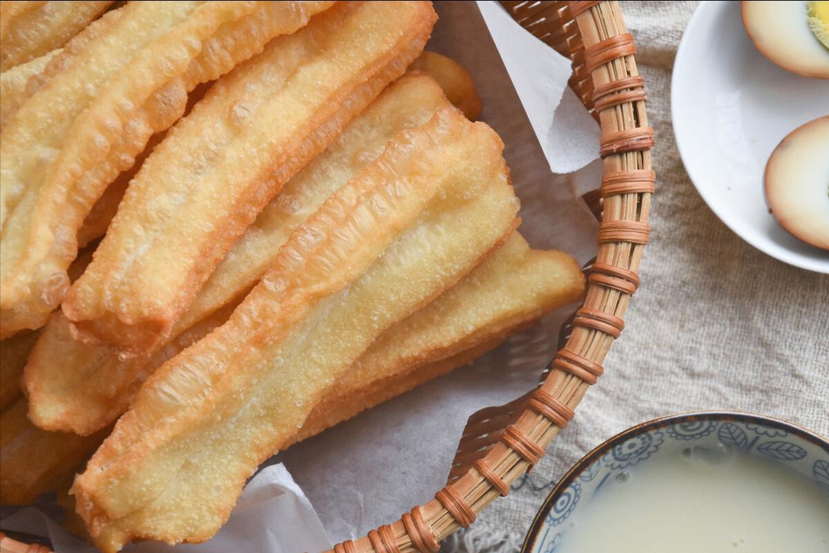 炸油条按一碱二矾三盐,炸油条只放酵母粉