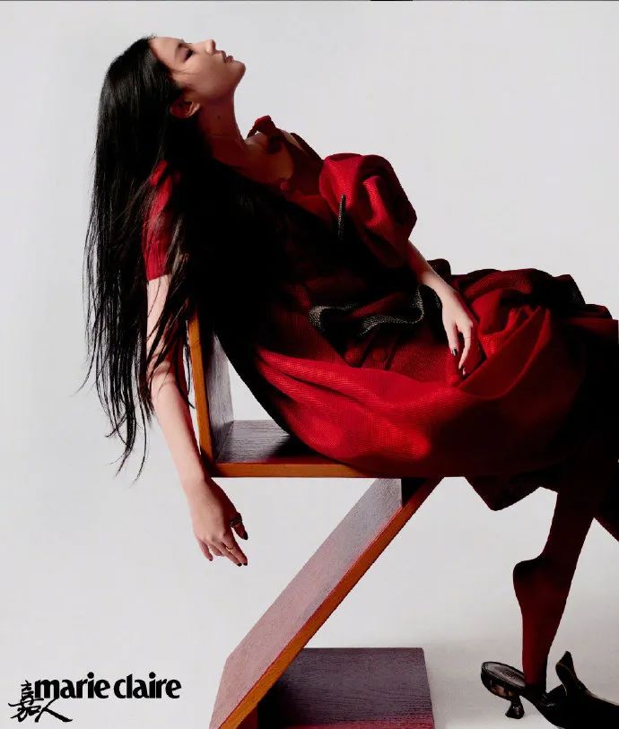 杂志封面最近流行高糊风？！网友吐槽：认不出！拍了个寂寞似的…